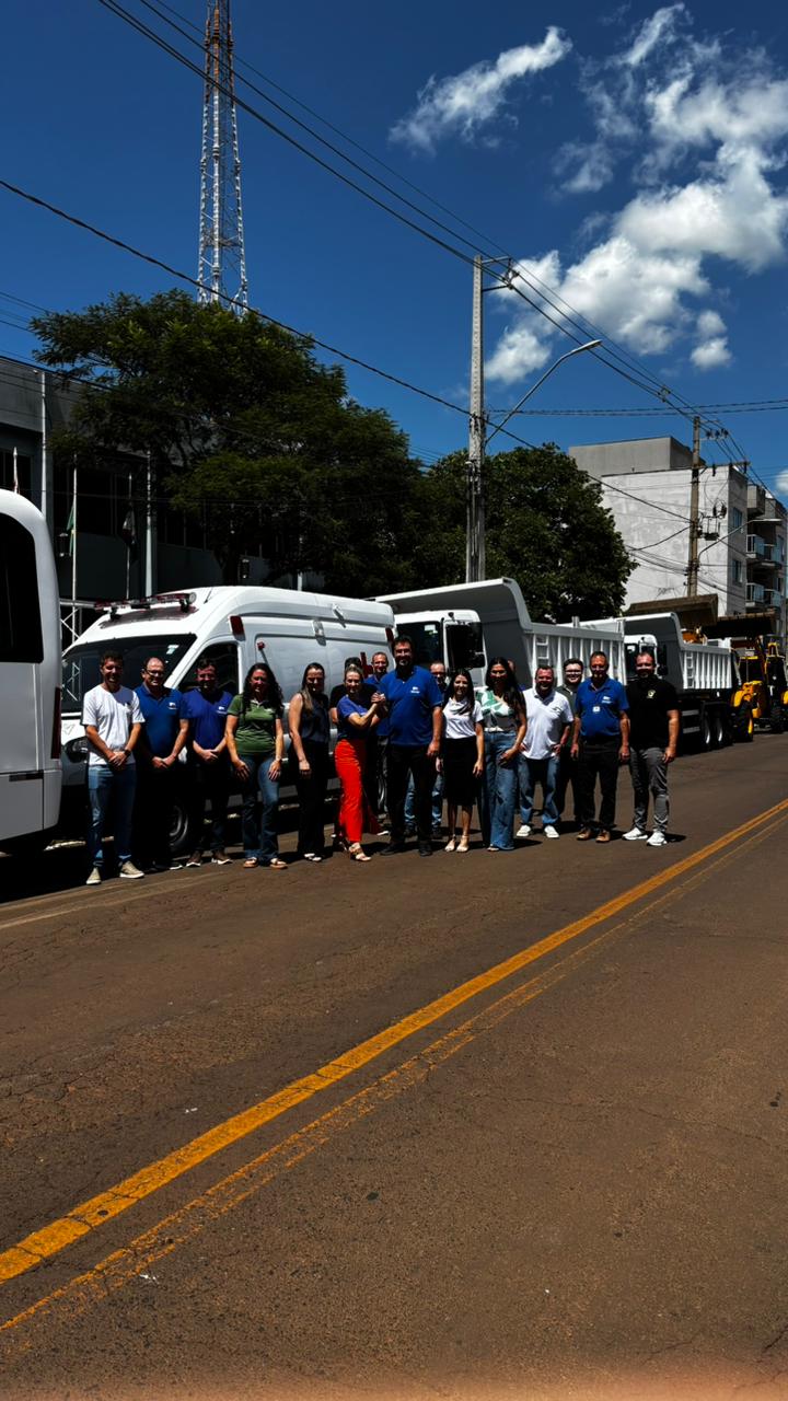 Prefeita e Vice, Vereadores e Secretários reunidos com a administração Pública para contemplar os repasses feitos à favor do município
